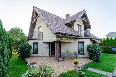 Dom w Centrum Kocmyrzowa, dwa wejścia, garaż