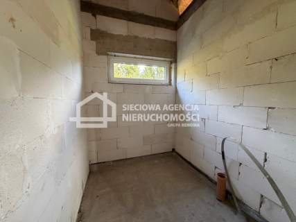 Nowy dom parterowy z widokiem na jezioro.