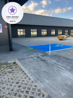 Lokal w stanie deweloperskim przy ruchliwej ulicy