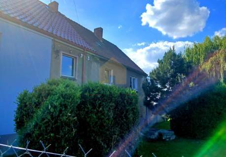 Pół domu z urokliwym, dużym ogrodem.