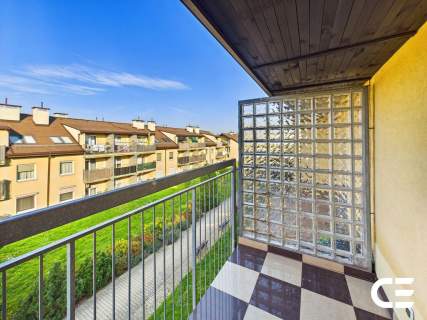 48,16 m 2. i ostatnie piętro osobna kuchnia balkon około 6 m...