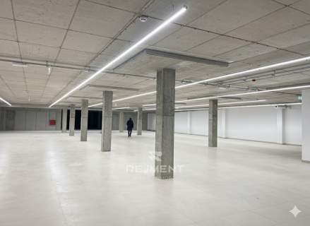Obiekt handl.-uslugow. w Centrum Handlowym 2000m2