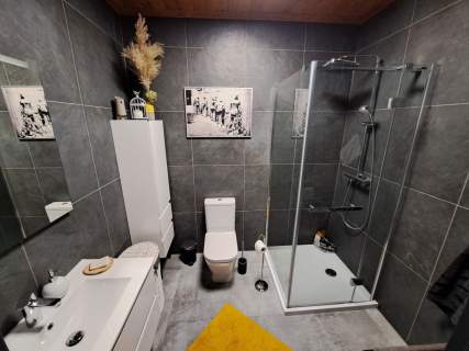 Dom z bala modrzewiowego komfort i zdrowie.