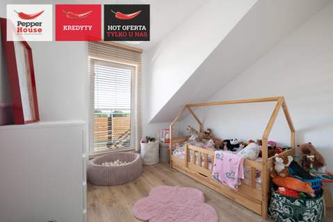 Przestronny salon z wyjściem na słoneczny balkon