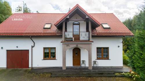 Wyjątkowy z własnym lasem i bardzo dużą działką.