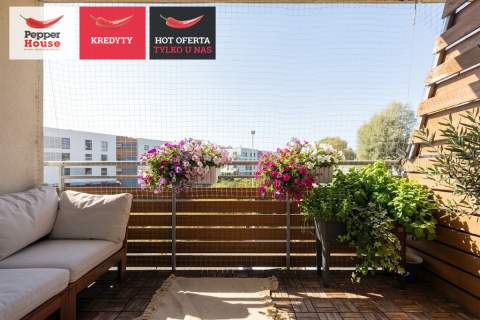 Przestronny salon z wyjściem na słoneczny balkon