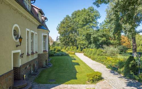 Dworek / dwa budynki z parkiem / hotel sale