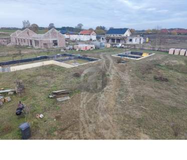 Działka z fundamentami oraz domkiem letniskowym