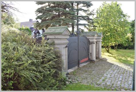 Budynek wolnostojący - dwa osobne mieszkania.