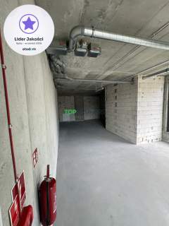 Lokal w stanie deweloperskim na dużym osiedlu