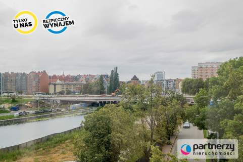Widok z balkonu na motławę i stare miasto