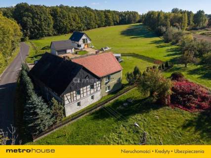 Przestronny dom z potencjałem dla dwóch rodzin.
