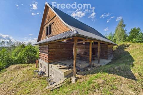 Drewniany dom z widokiem na Tatry