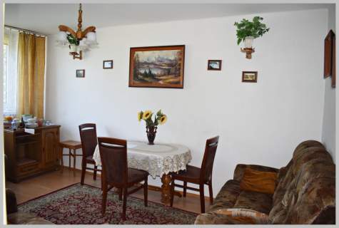 Pierwsze piętro w niskim bloku.