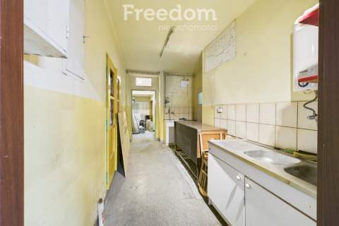 Budynek usługowy w terenach produkcji