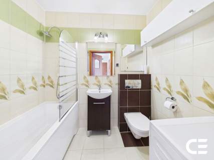 48,16 m 2. i ostatnie piętro osobna kuchnia balkon około 6 m...