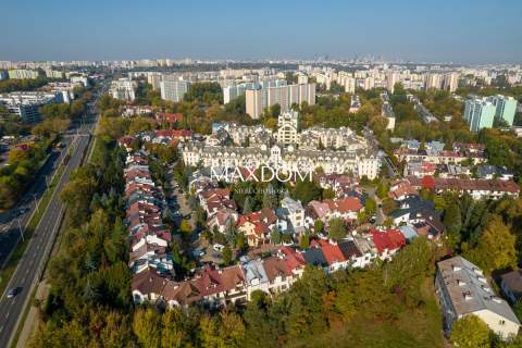 Zadbany dom parkiet kamień zamknięte osiedle