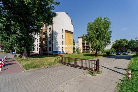 Trzy pokoje Znakomity stan Do wejścia 74m2