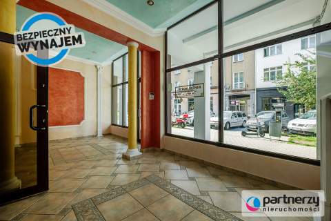 Lokal 60 m2, duże witryny, centrum Gdyni