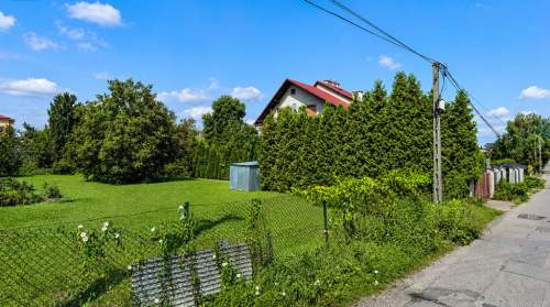 Budowlana, równa z drogą asfaltową i mediami. Spokojna okolica.