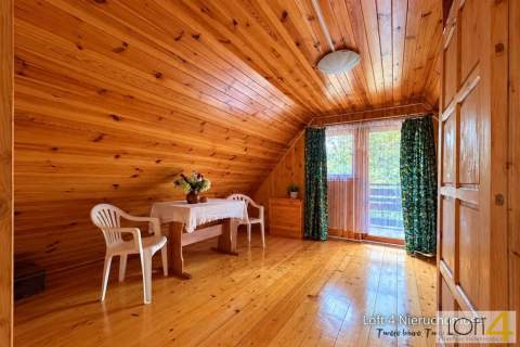 Drewniany dom z widokiem na Dunajec