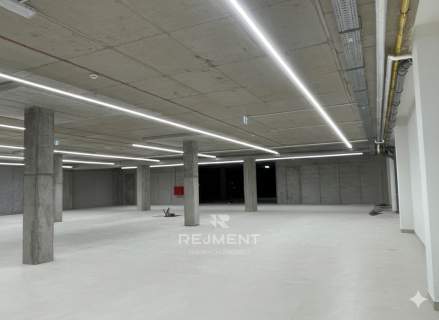 Obiekt handl.-uslugow. w Centrum Handlowym 2000m2