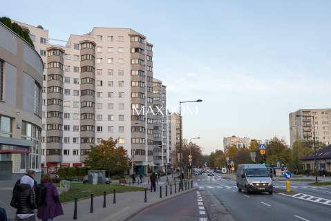 2 minuty Metro Natolin budynek 2002 garaż