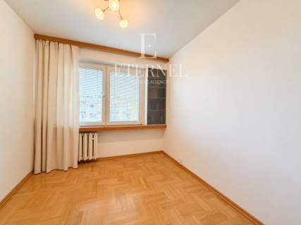 Mieszkanie 4-pokojowe z balkonem, piwnicą i 2-ma garażami