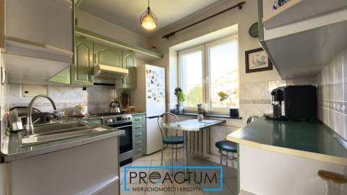 55 m2, 3 pokoje, 1 piętro, balkon 12 m2, cegła
