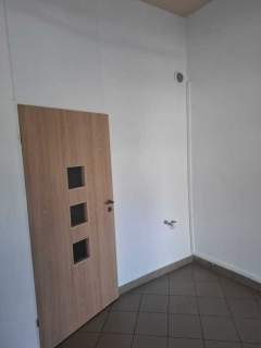Lokal na Wolności z witryną