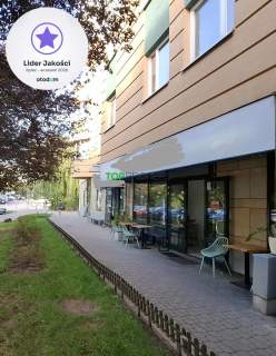 Lokal z witrynami niedaleko metra