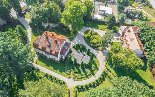 Dworek / dwa budynki z parkiem / hotel sale