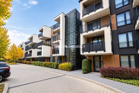 Nowoczesny jasny apartament w otoczeniu zieleni