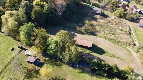 Działka budowlana 25 ar. z drewnianą chatą 8 km od Krasiczyna