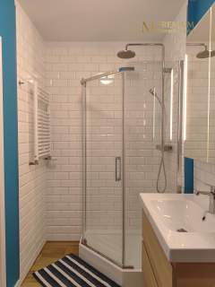 Salon z aneksem kuchennym balkon 2 miejsca postojowe