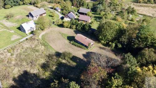 Działka budowlana 25 ar. z drewnianą chatą 8 km od Krasiczyna